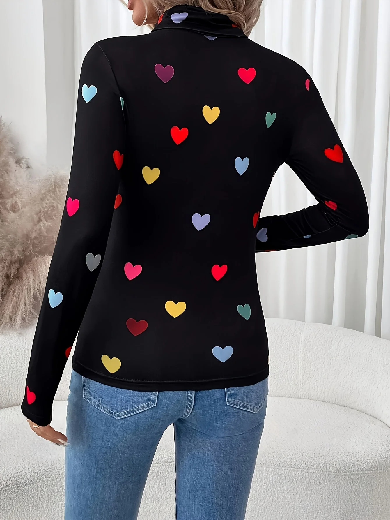 Jeanette | Chique Valentijnsdag hartjesprint T-shirt met lange mouw en hoge hals - Image 3