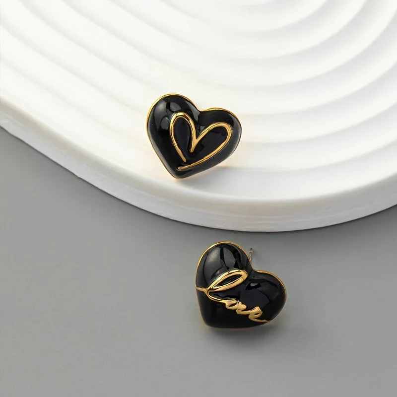 Elena | Elegante rode hart & letter asymmetrische oorbellen - Image 8