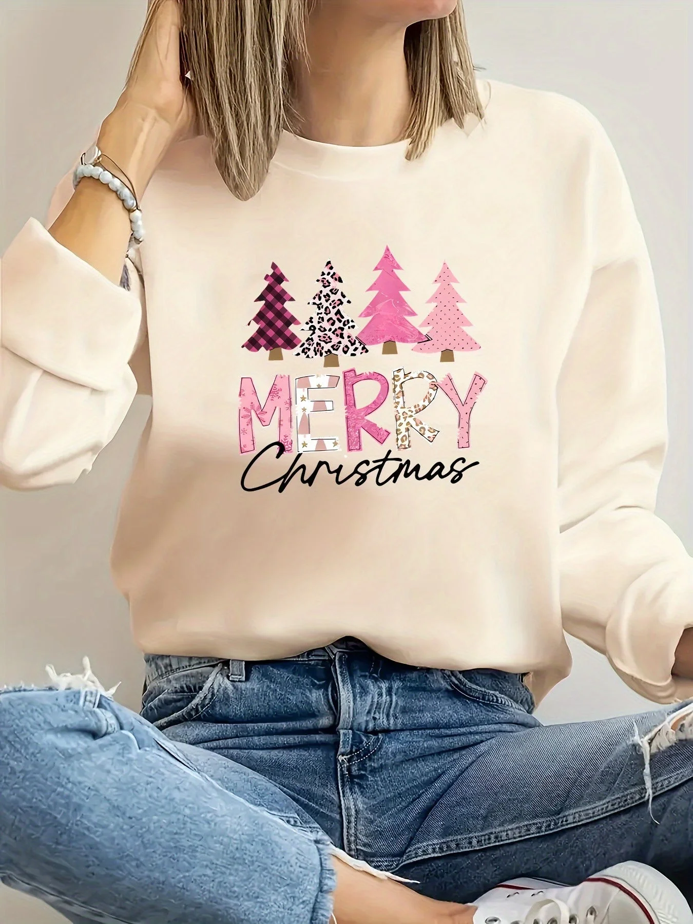 Elin | Gezellige kersttrui met kerstboompatroon en "Merry Christmas" print - Image 3