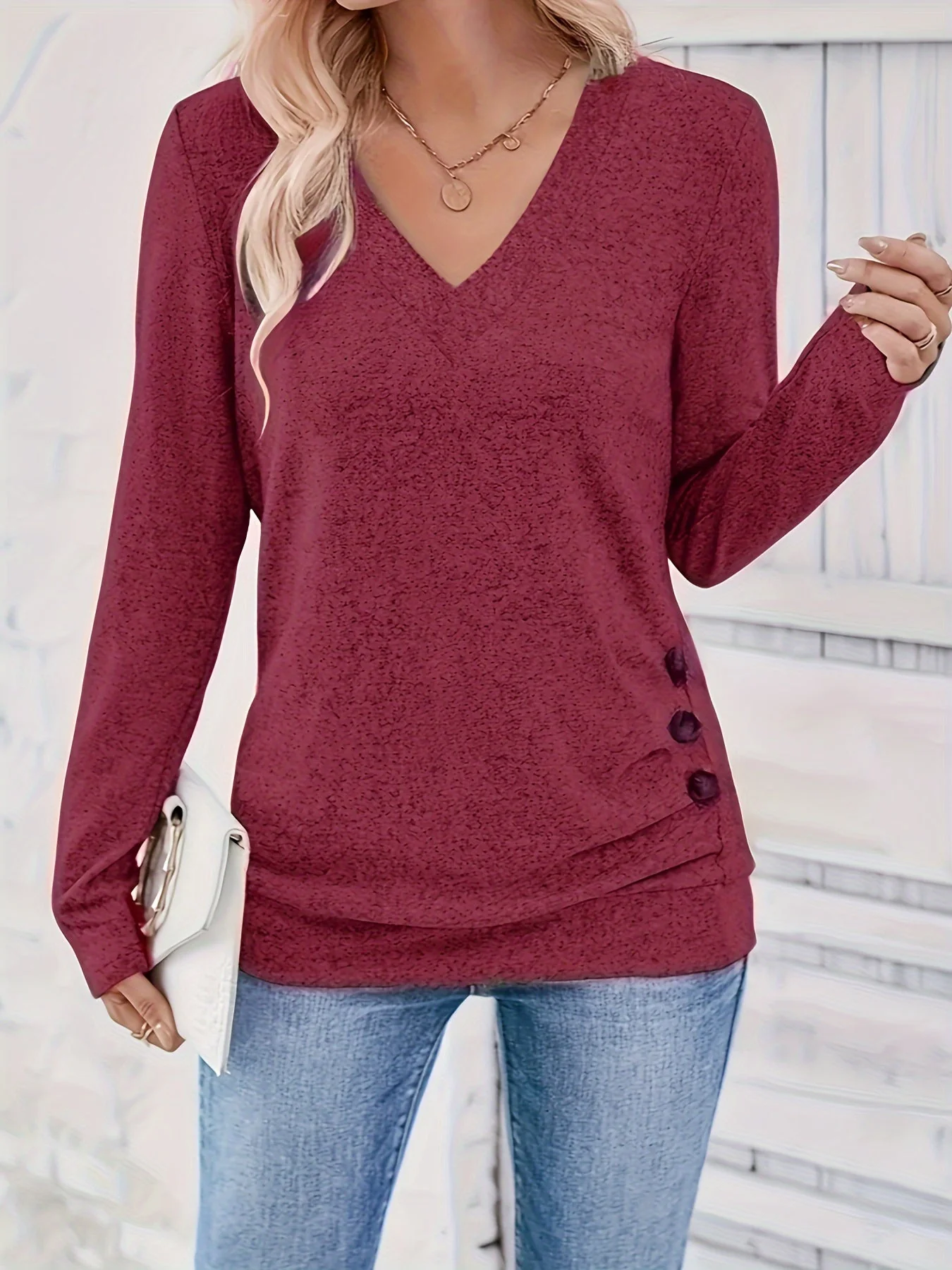 Elise | Elegant V-hals T-shirt met lange mouwen en knoopdetail - Image 11