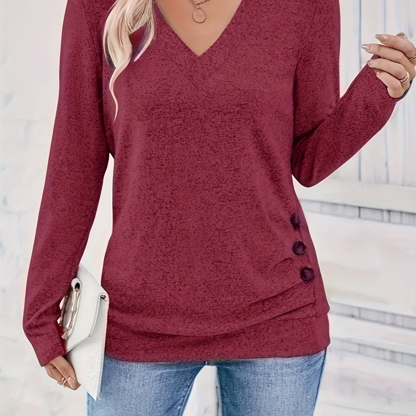 Elise | Elegant V-hals T-shirt met lange mouwen en knoopdetail - Image 12
