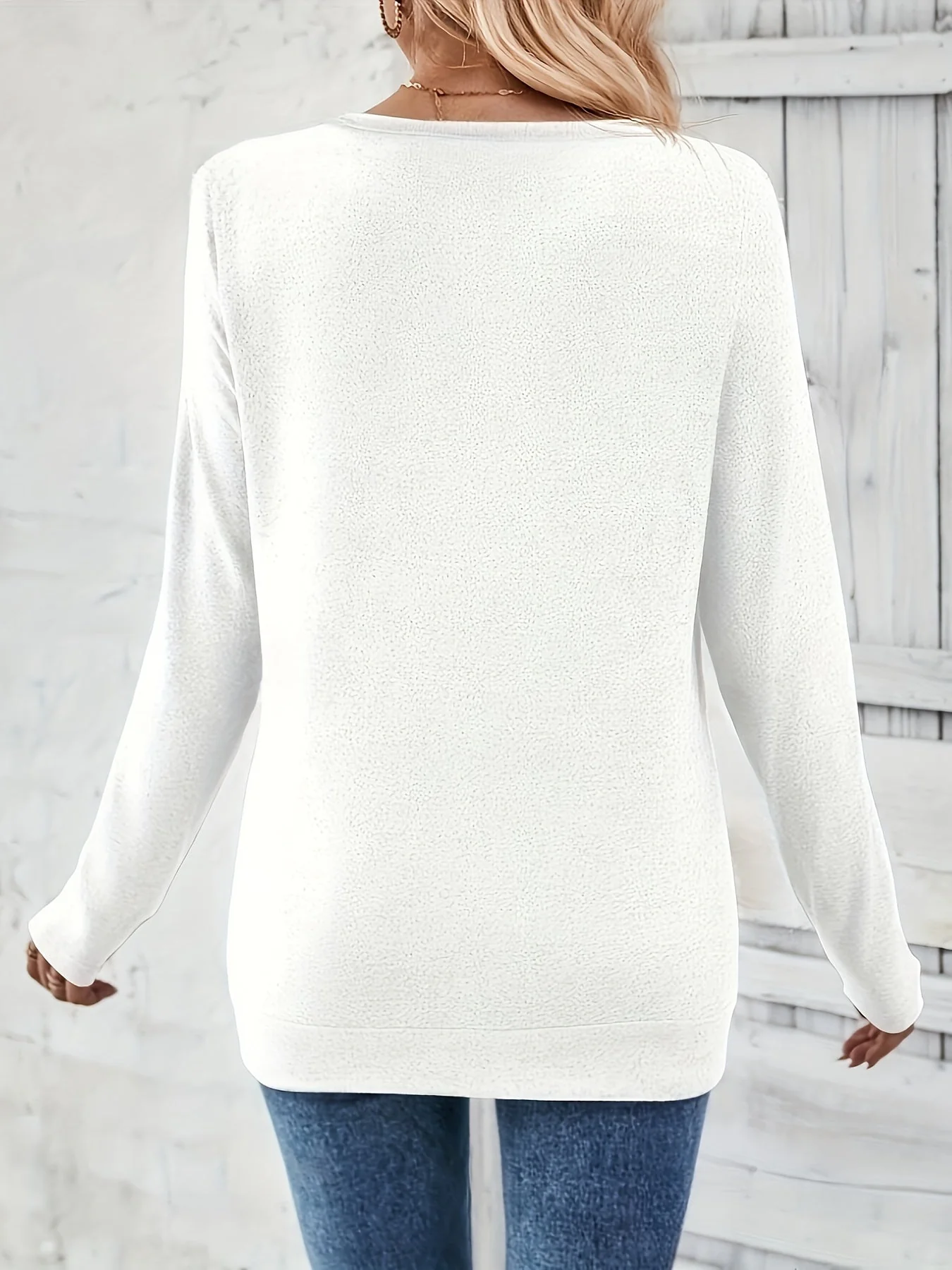 Elise | Elegant V-hals T-shirt met lange mouwen en knoopdetail - Image 3