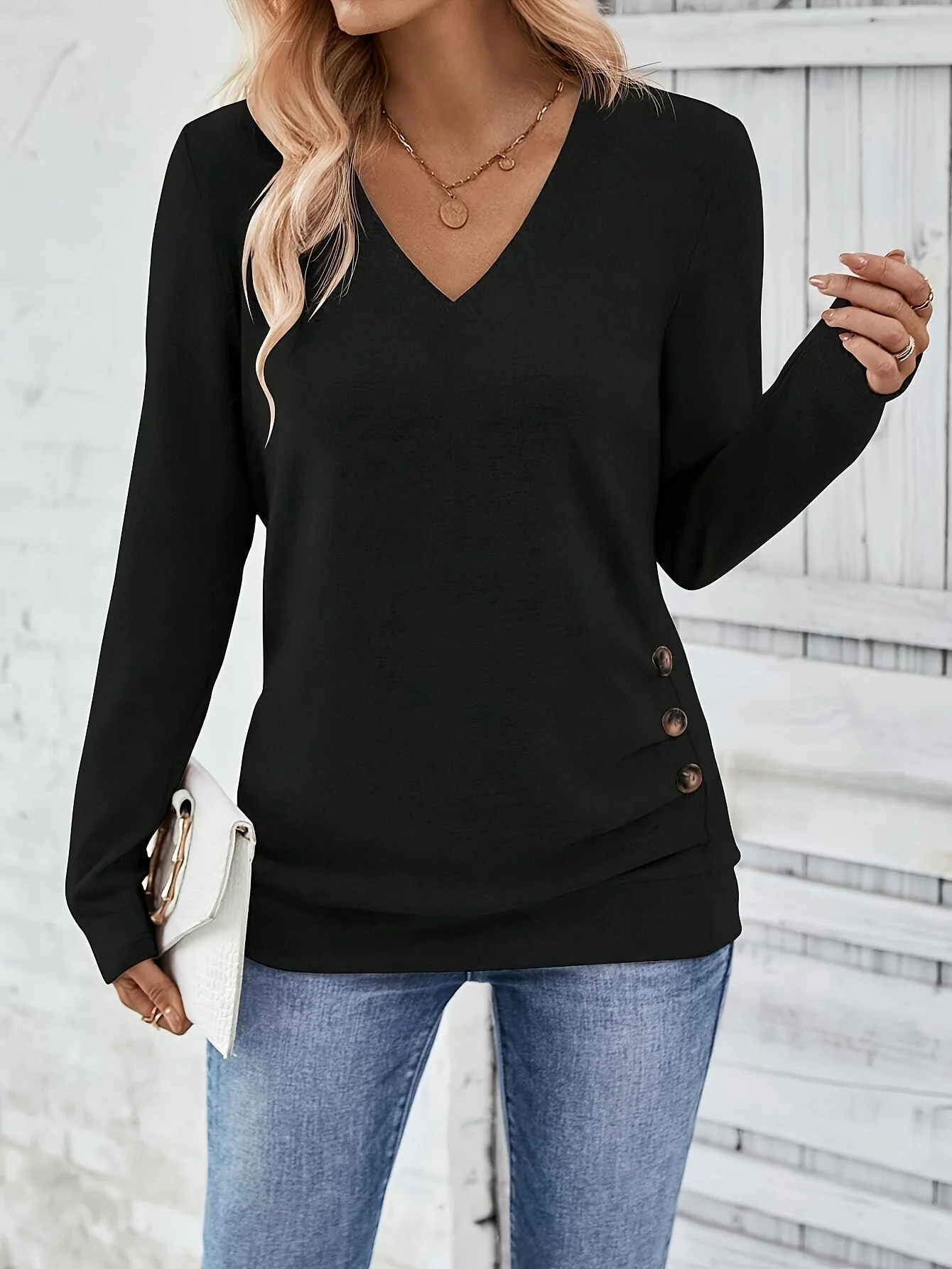 Elise | Elegant V-hals T-shirt met lange mouwen en knoopdetail - Image 5