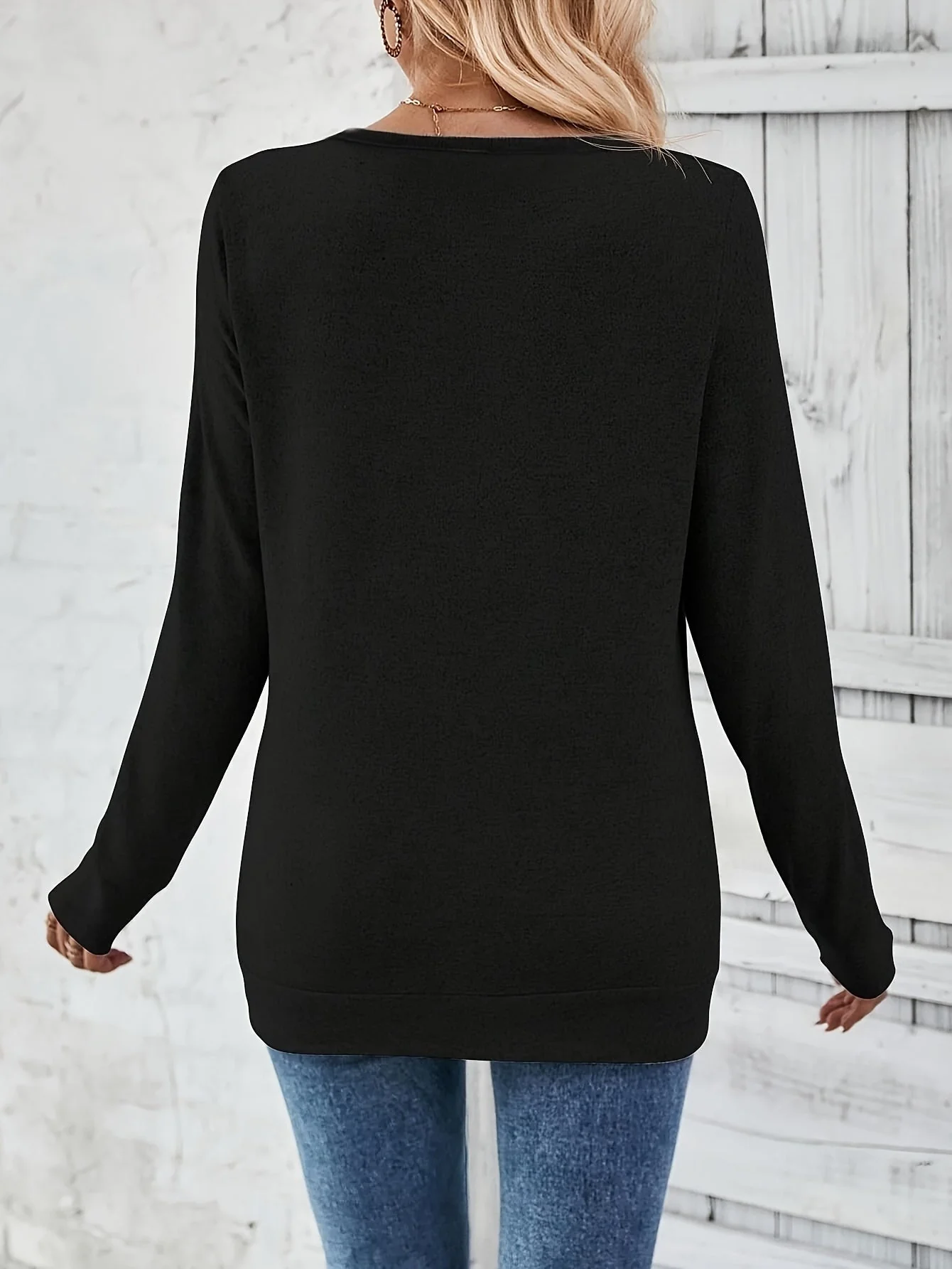 Elise | Elegant V-hals T-shirt met lange mouwen en knoopdetail - Image 7