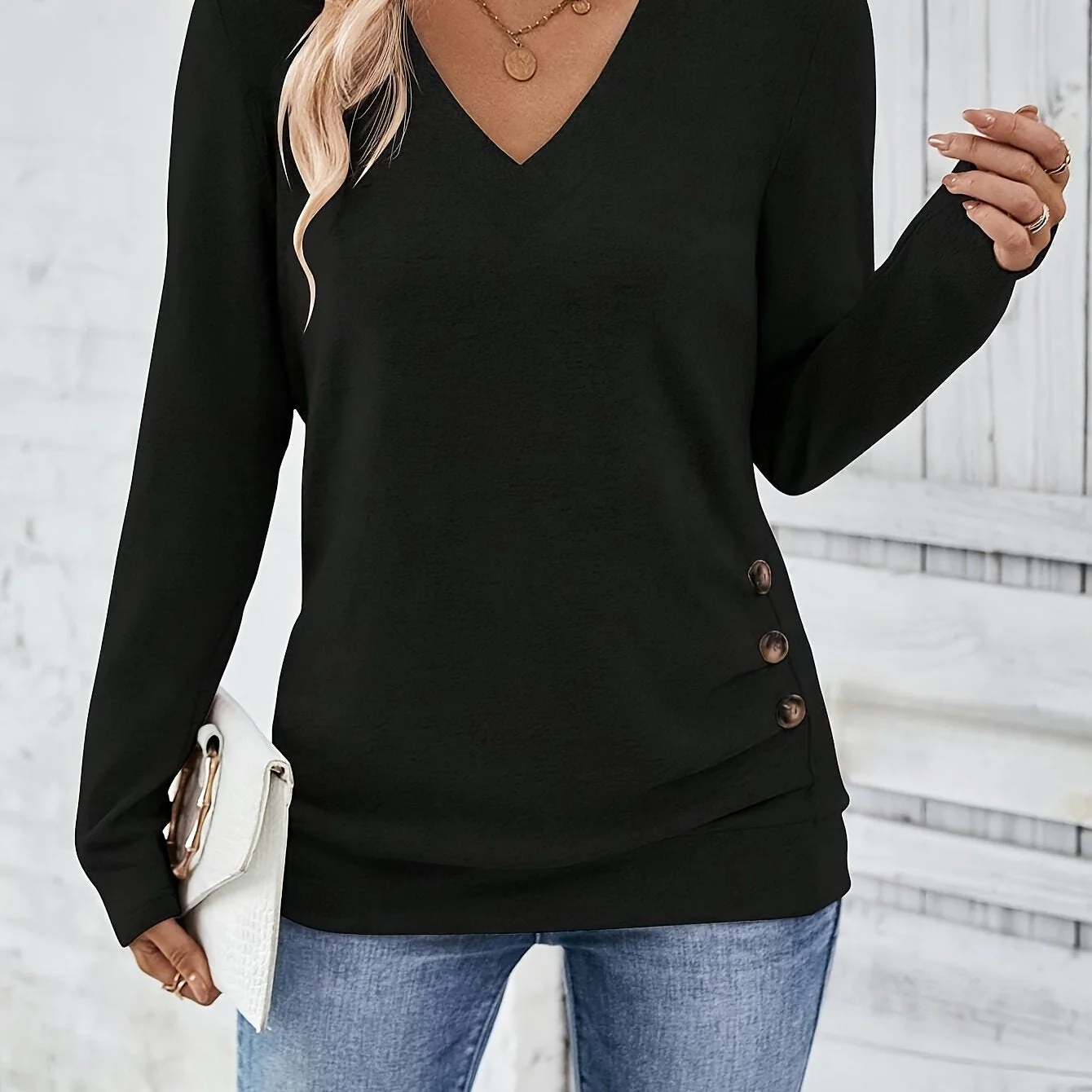 Elise | Elegant V-hals T-shirt met lange mouwen en knoopdetail - Image 8
