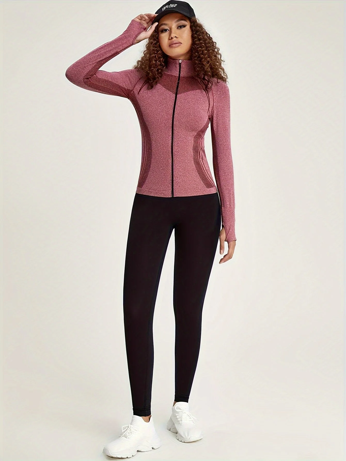 Esmée | Sportief track jacket met lange mouw en volledige rits in zwart - Image 2