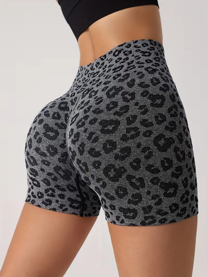 High-waisted shorts met leopard print - Image 7