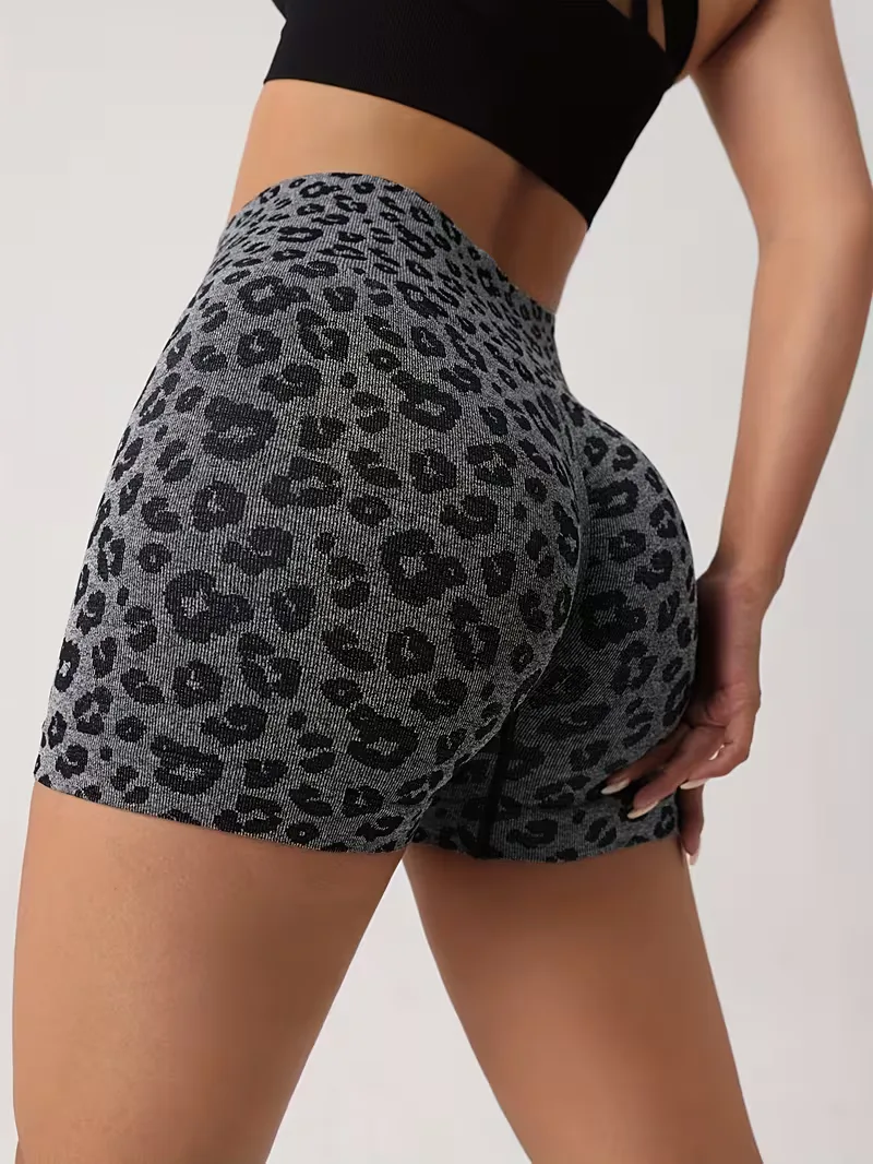 High-waisted shorts met leopard print - Image 8
