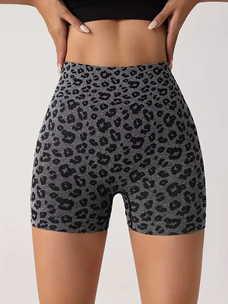 High-waisted shorts met leopard print - Image 9