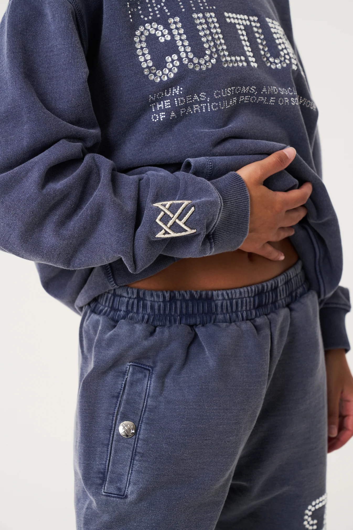 Hoodie met strass-steentjes opdruk en kangoeroezak - Image 4