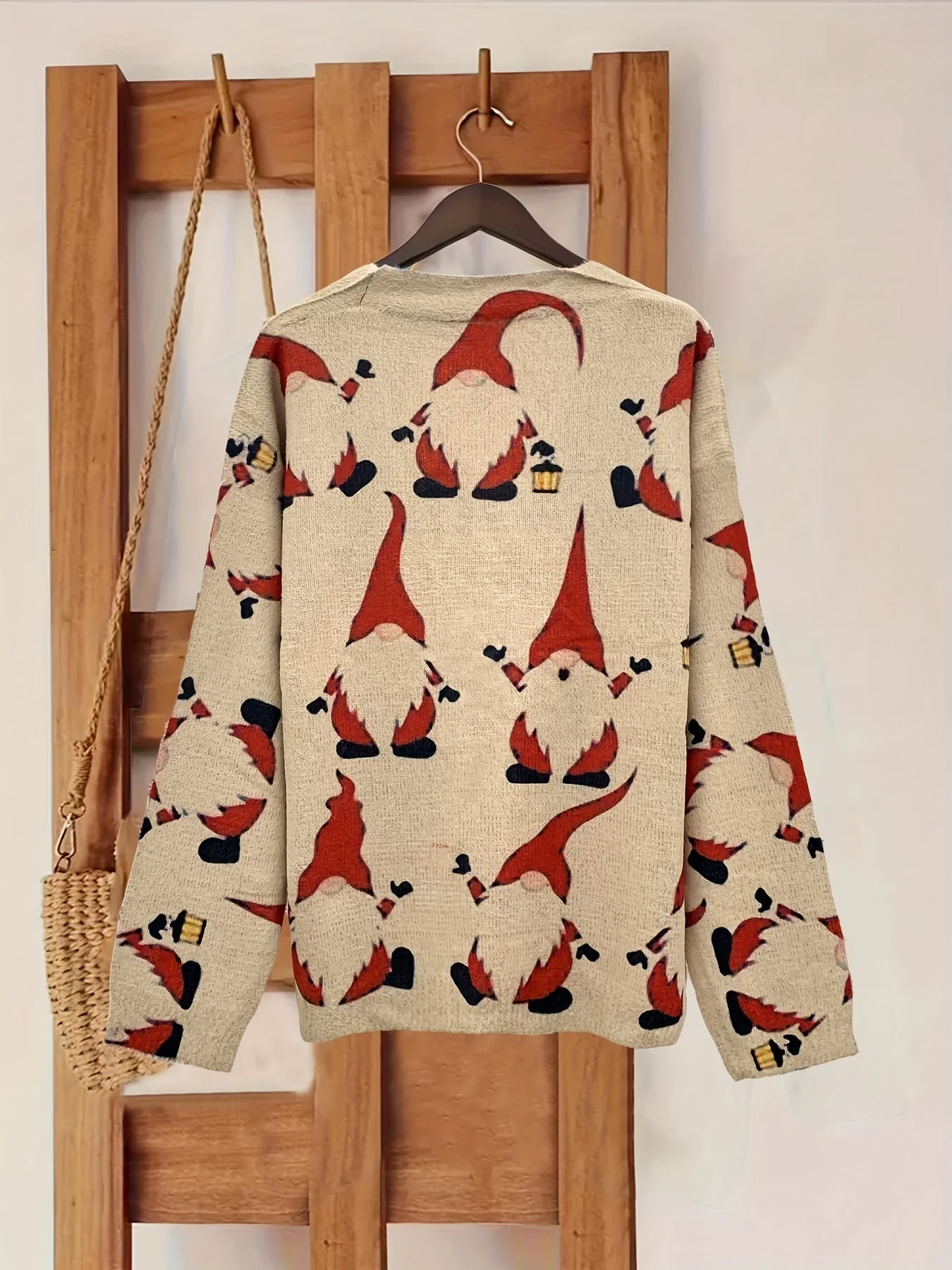 Lara | Gezellig kerstman print vest met lange mouwen en V-hals - Image 2