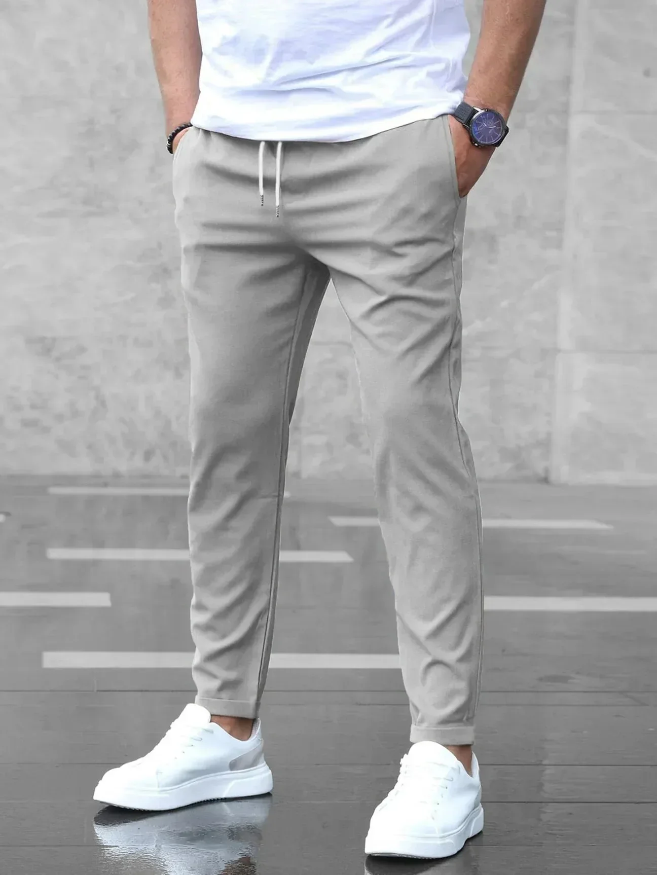 Slim fit broek met elastische taille en zijzakken
