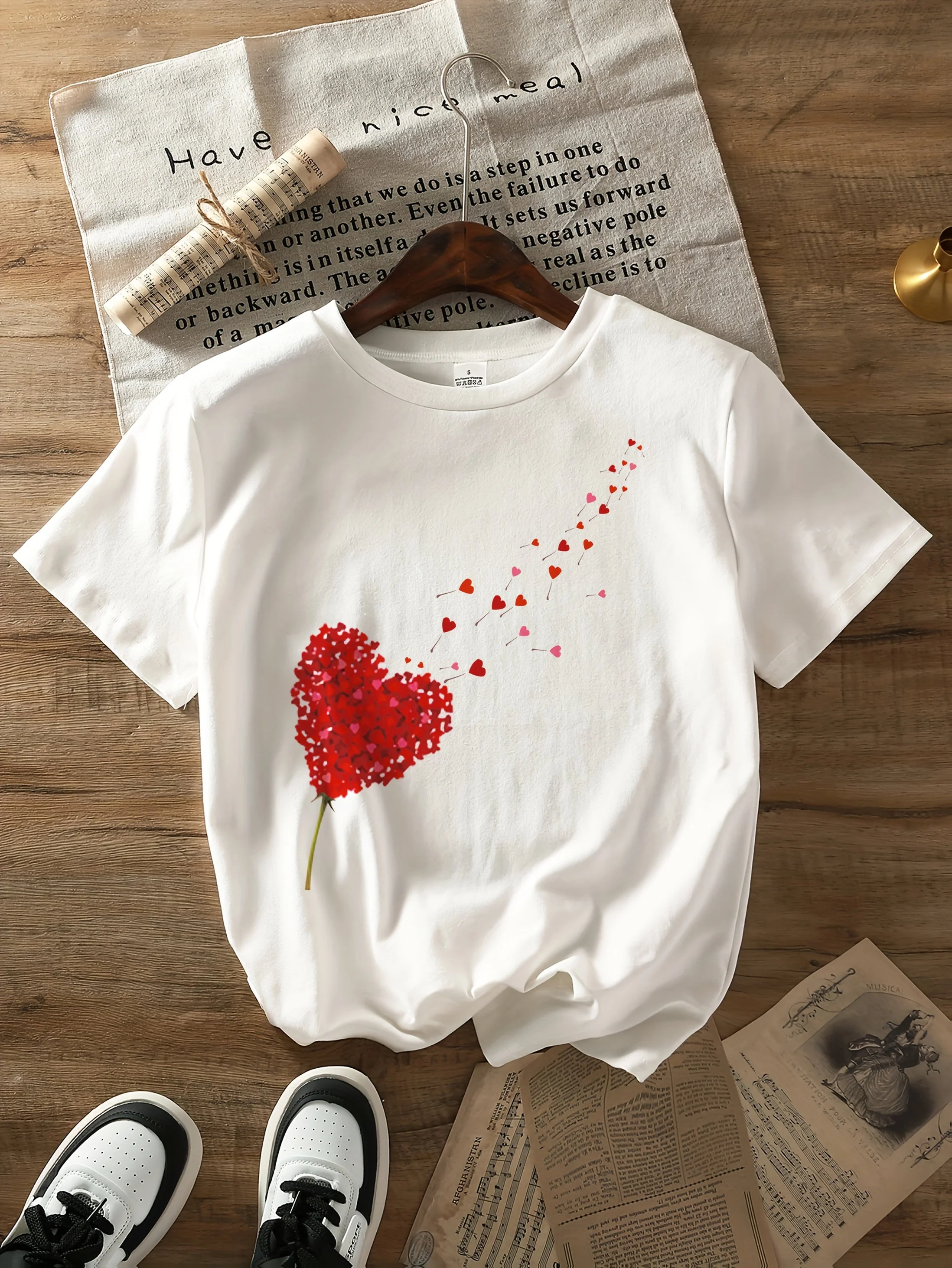 Valentina | Schattig en romantisch T-shirt met roze harten en bloemen - Image 3